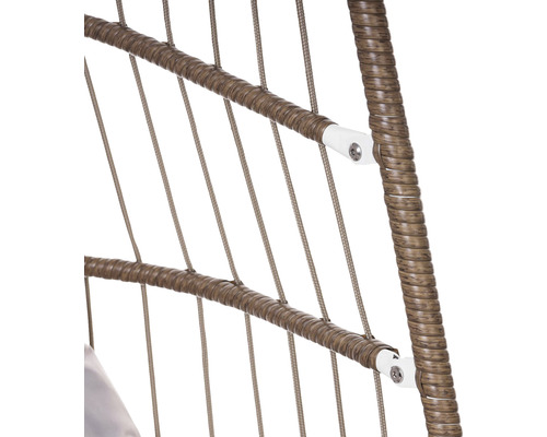 Detalii mobilier din ratan cu design împletit