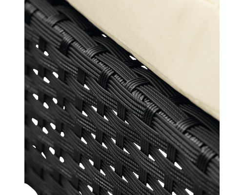 Prim-plan cu mobilier de grădină împletit cu pernă de șezut