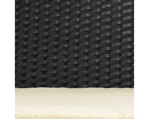 Prim-plan cu mobilier de grădină cu împletitură de ratan și pernă de șezut