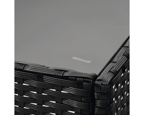 Prim-plan al unei mese de grădină cu blat din sticlă și împletitură din poliratan