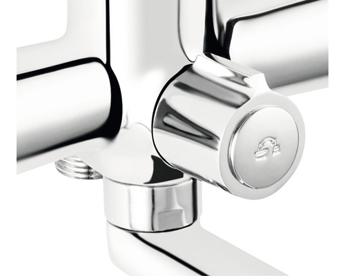 Detaliu baterie cromată de baie cu simbol de economisire a apei