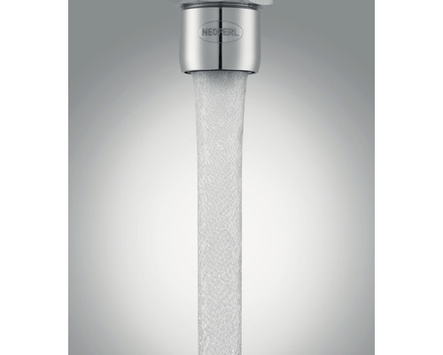 Logo Neoperl pe un robinet cu apă curgătoare