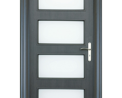 Ușă interioară gri cu patru panouri dreptunghiulare de sticlă și clanță
