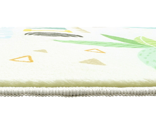 Prim-plan cu un covor cu model de plante și forme geometrice