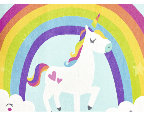 Motiv unicorn cu curcubeu și nori