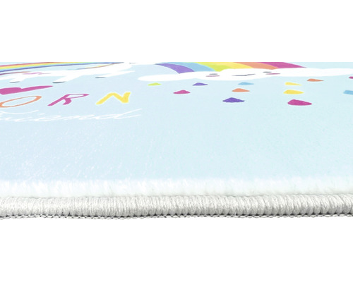 Prim-plan cu un covor pentru copii cu un motiv de unicorn și curcubeu