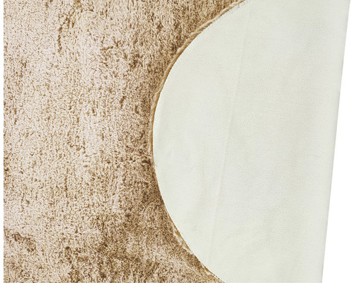 Prim-plan cu un covor bej cu fibre lungi și spate textil