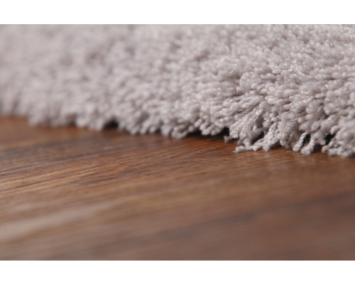 Vizualizare detaliată a unui covor cu podea din lemn maro