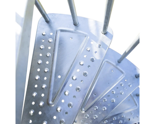 Prim-plan al unei scări spiralate metalice cu trepte perforate