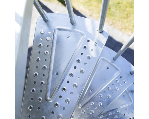 Imagine detaliată cu o scară spiralată metalică cu trepte perforate