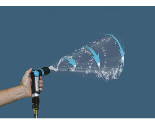 Mână ține pistol de stropit din care curge apă