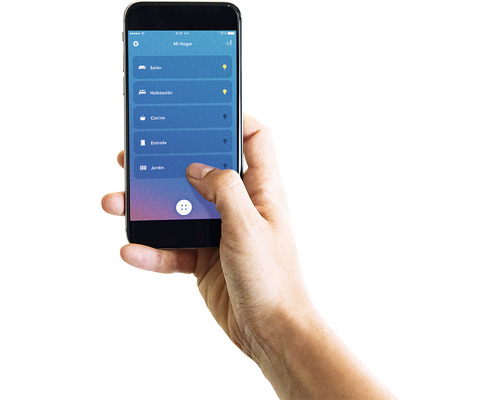O mână operează aplicația pentru casă inteligentă pe un smartphone.