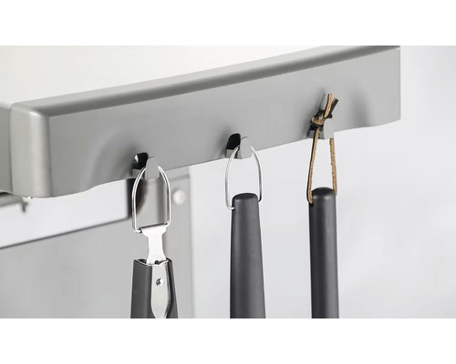 Prim-plan cu un suport pentru ustensile de grătar, cu clește de grătar și spatulă de grătar