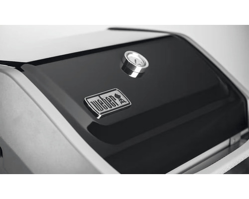 Imagine detaliată cu capacul grătarului Weber cu termometru și sigla Weber