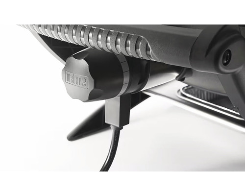 Detaliu al unui grătar Weber cu element de control și cablu