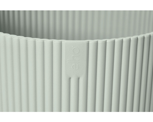 Vedere detaliată a unui ghiveci de flori canelat din plastic cu sigla producătorului