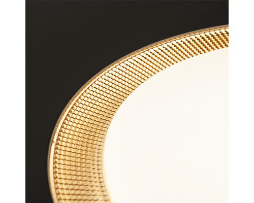 Prim-plan al unei lămpi de tavan cu bordură decorativă aurie