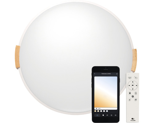 Plafonieră rotundă cu detalii din lemn, smartphone și telecomandă pentru control.