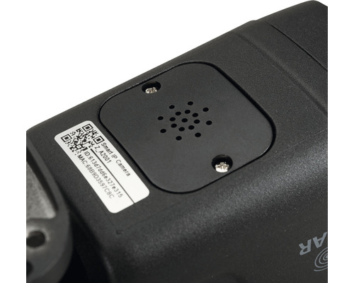 Prim-plan cu o cameră IP inteligentă, cu difuzor și cod QR