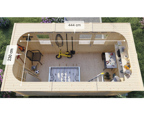 Vedere de sus a casei de grădină cu dimensiunile 444 cm pe 230 cm, mobilată cu fotbal de masă, masă, unelte și jucării
