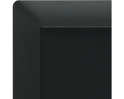 Prim-plan cu o ușă neagră