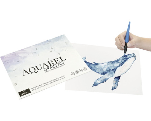 Bloc de hârtie de acuarelă cu un desen în acuarelă al unei balene și o mână cu un stilou cu pensulă