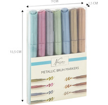 Pachet de markere metalice cu pensulă, cu dimensiunile de 13,5 cm înălțime, 9 cm lățime și 1,5 cm adâncime.