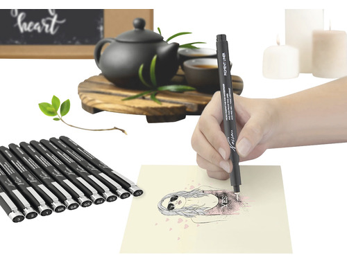 Scenă cu pixuri pentru desen, ceainic și lumânări