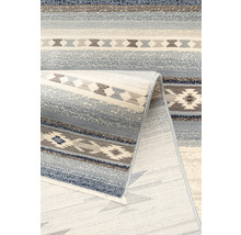 Covor cu model în dungi și forme geometrice