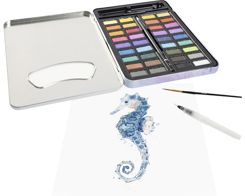Set de acuarele cu pensule și acuarelă cu căluț de mare pe hârtie