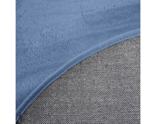 Prim-plan cu un covor albastru cu spate textil