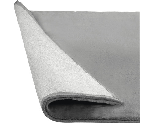 Covor gri cu colțul întors