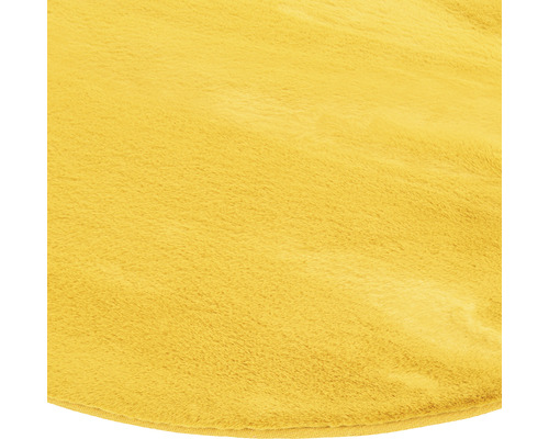 Detaliu al unui covor rotund cu textură moale