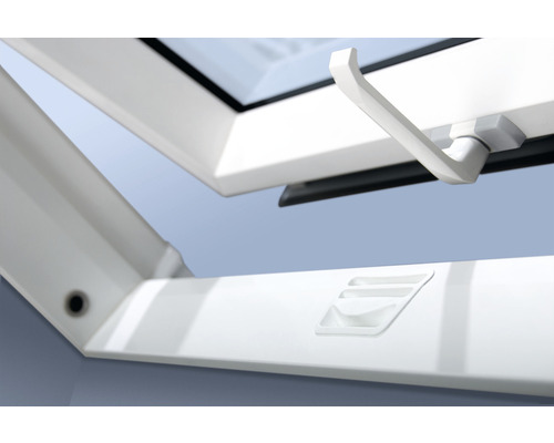 Prim-plan al unei ferestre de mansardă cu mâner și clapetă de ventilație