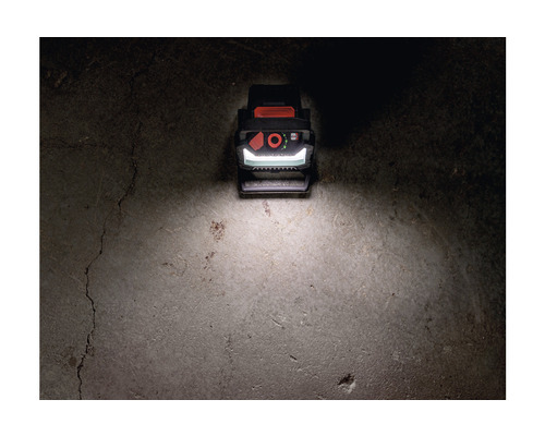 Lampa de lucru luminează podeaua de beton