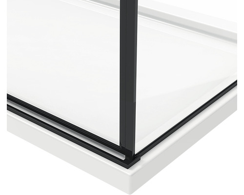 Prim-plan cu cadă de duș cu ramă neagră