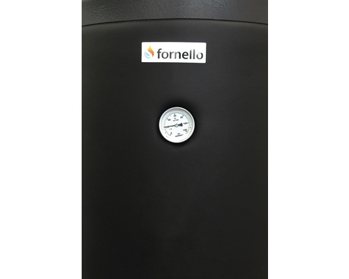 Prim-plan cu un boiler cu logo Fornello și afișaj de temperatură