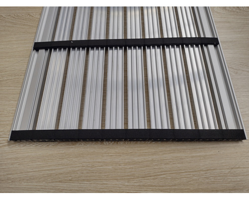 Rampă de încărcare din aluminiu cu profil striat și două benzi negre de fixare