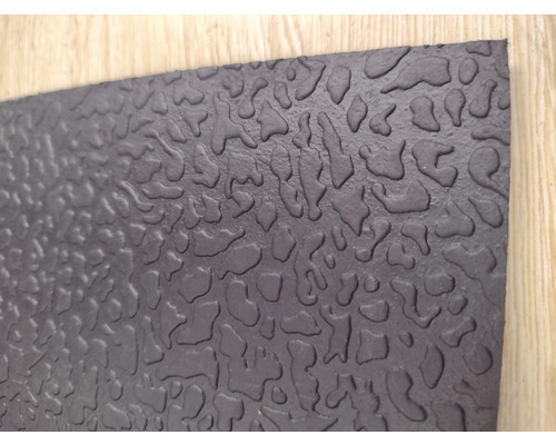 Covoraș negru de cauciuc cu model neregulat.