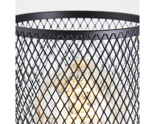 Prim-plan al unei lămpi de masă cu abajur din sârmă metalică