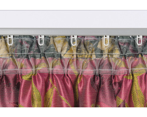 Perdea cu bandă de încrețire și agățată pe o șină de perdea