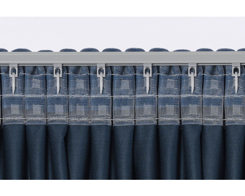 Perdea cu sistem de prindere cu bandă de încrețire pe o șină