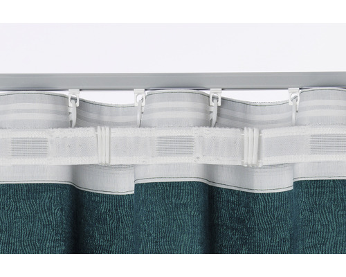 Perdea cu bandă de perdea și glisiere pe o șină de perdea