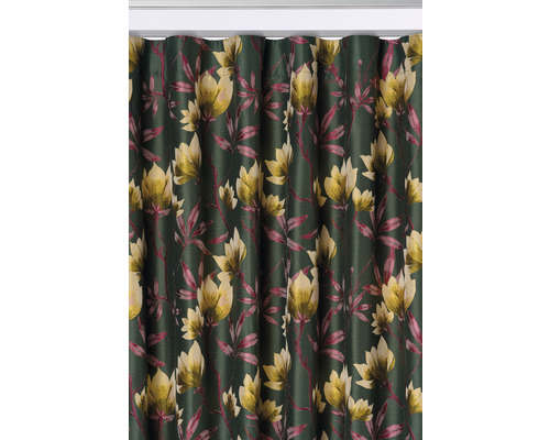 Cortină cu model floral în fața șinei de perdea