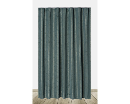 Fulare decorative cu suspensie cu bandă creponată în fața unei ferestre