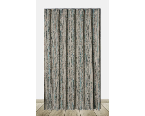 Cortină cu model în fața unui perete