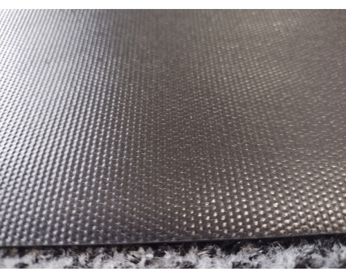 Prim-plan cu o covorașă antiderapantă neagră, cu structură cu noduri