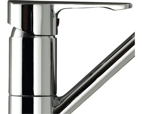 Prim-plan al unui robinet cromat cu manetă