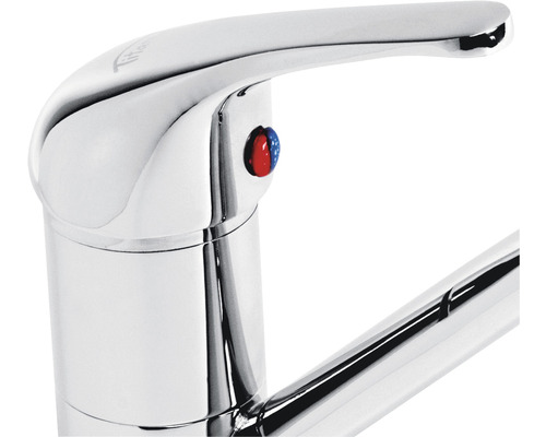 Prim-plan cu robinet cromat cu indicator de temperatură