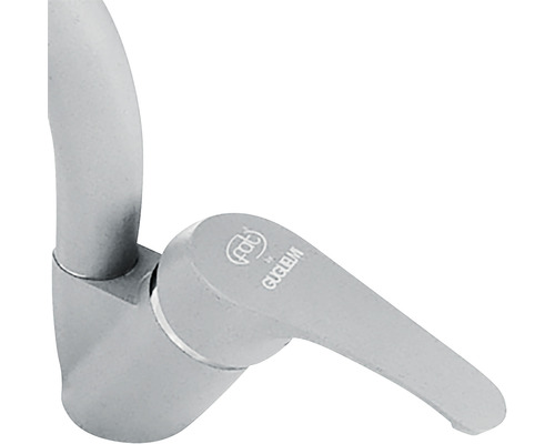 Prim-plan al unei manete de robinet metalice